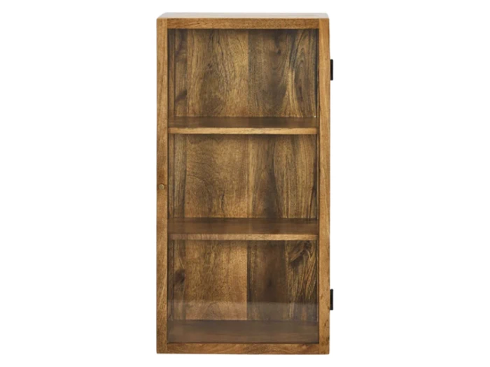 Et væghængt vitrineskab i træ med en frontdør i glas, to indvendige hylder og en finish i naturtræ.