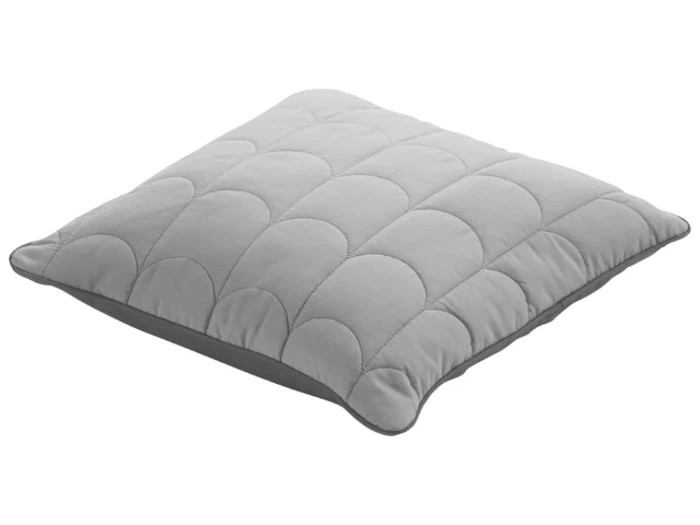 En grå, kviltet firkantet pude med et diskret kammuslingemønster på oversiden, vist mod en hvid baggrund.