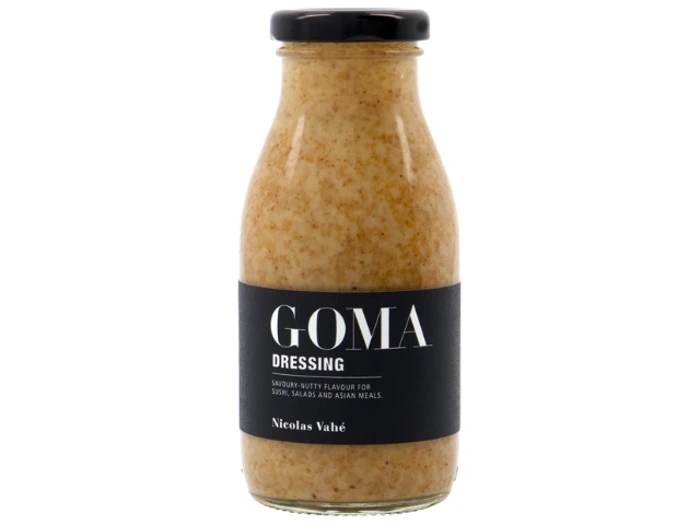 En glasflaske med Nicolas Vahé GOMA-dressing med sort etiket og sort låg, der indeholder en cremet, spættet lysebrun sauce.