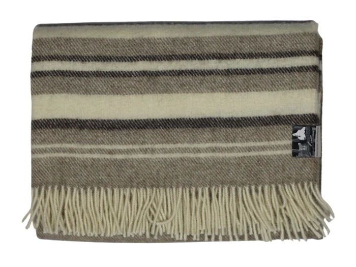 Et foldet uldtæppe med beige, brune og cremefarvede striber og frynser langs kanten, med en lille etiket i det ene hjørne.