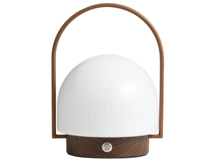 En moderne transportabel lampe med en hvid, riflet kuppelformet skærm, træfod og et buet brunt håndtag, der buer over toppen.