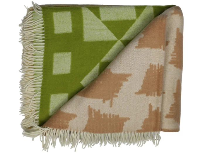 Et foldet, frynset tæppe med et grønt og cremefarvet geometrisk mønster på den ene side og et beige og cremefarvet abstrakt mønster på den anden side.