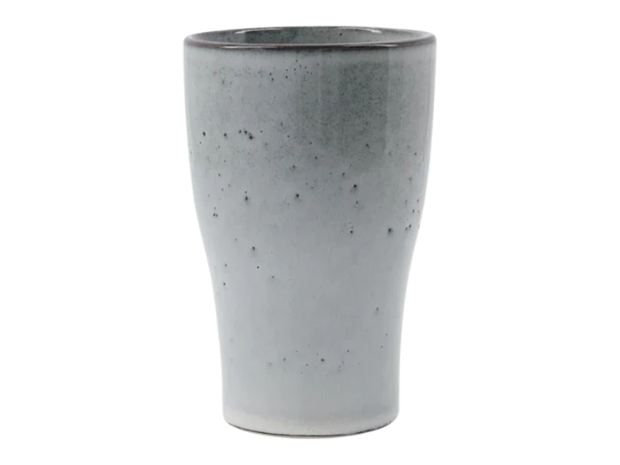 En keramisk kop med en lysegrå, let spættet overflade og en glat, buet form, fotograferet på en hvid baggrund.