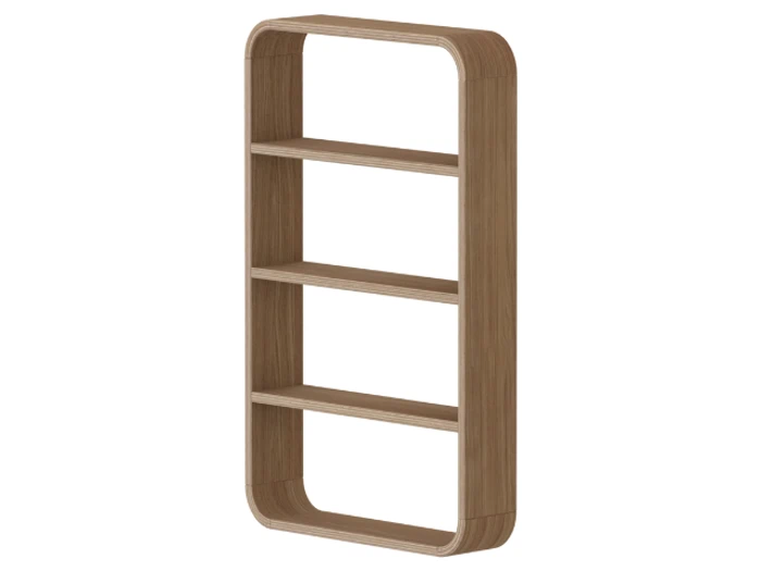 En moderne bogreol i træ med afrundede hjørner og fire hylder i lysebrun træfinish.