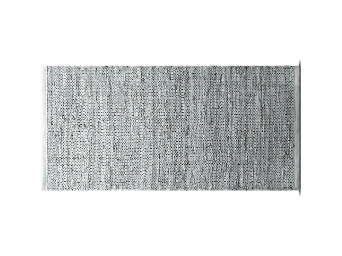 Et rektangulært, gråt vævet tæppe med et enkelt, struktureret mønster og korte hvide frynser på de korte ender, vist på en hvid baggrund.
