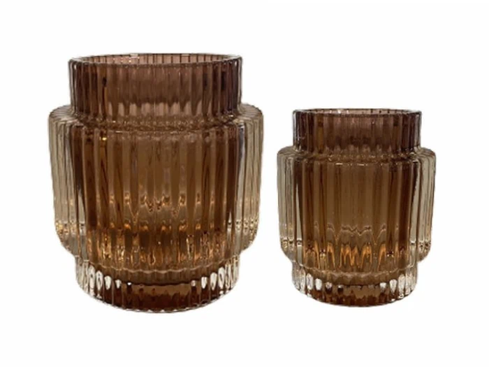 To rillede brune glasvaser i forskellige størrelser, med cylindrisk form og lodrette riller, placeret side om side på en hvid baggrund.