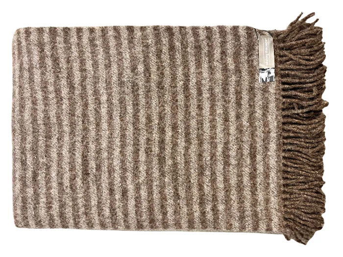 Et foldet, brunt og beige stribet uldtæppe med frynser i den ene ende og et lille mærke ved frynserne.