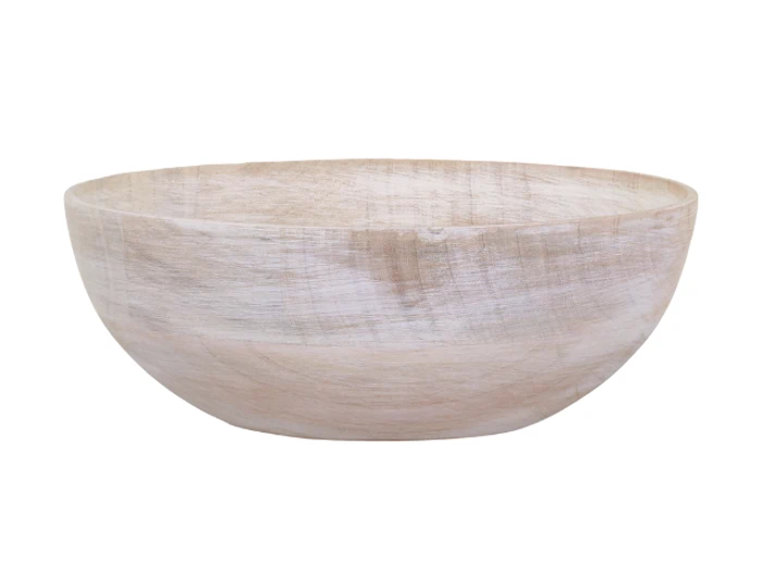 En stor, rund, lys træskål med glat overflade, tom og på en hvid baggrund.