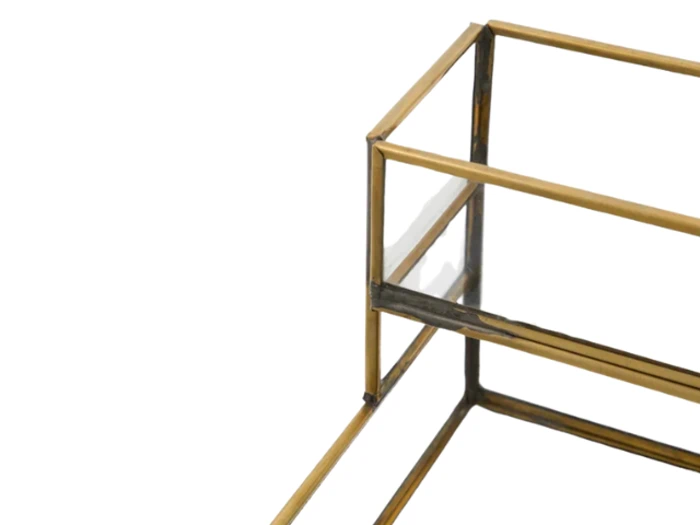 To hvide puder stablet oven på en sammenrullet hvid dyne, alt sammen placeret mod en almindelig hvid baggrund.