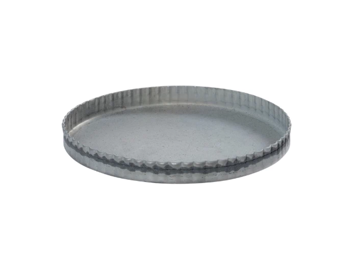 En rund, flad, grå metalbakke med en hævet, riflet kant, fotograferet på en hvid baggrund.