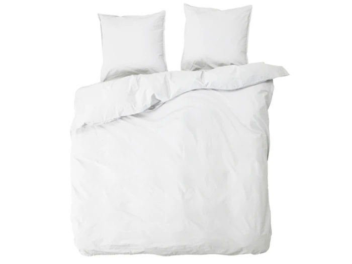 En pænt redt seng med en hvid dyne og to hvide puder, set ovenfra mod en hvid baggrund.