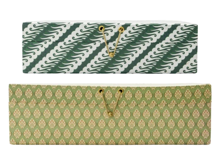 En pænt redt seng med en hvid dyne og to hvide puder, set ovenfra mod en hvid baggrund.