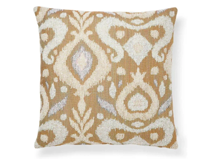 Firkantet pyntepude med et beige og hvidt ikat-mønster med abstrakte former og symmetriske mønstre.