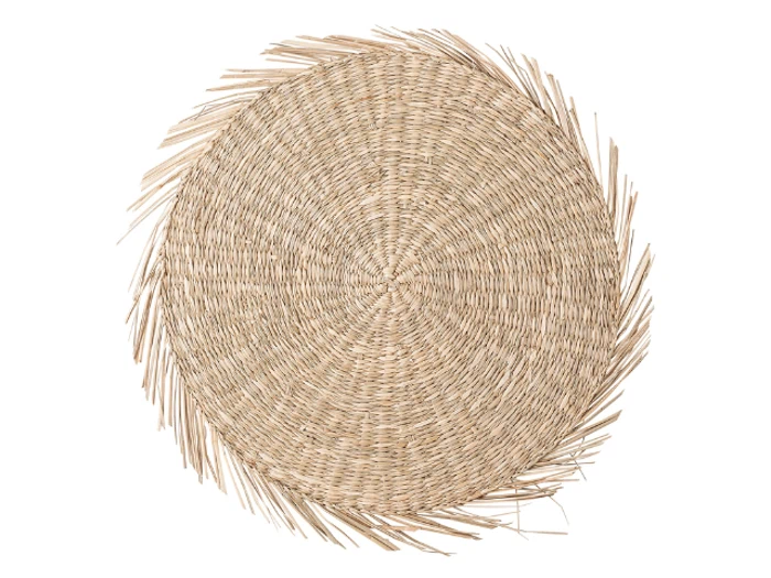 En rund, vævet dækkeserviet af strå med ujævne, naturlige frynser på den ene side, vist på en hvid baggrund.