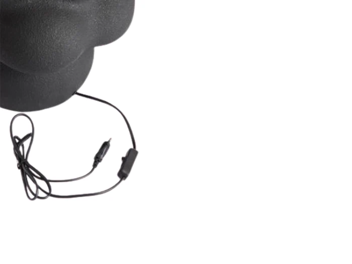 Et sort mannequinhoved iført høretelefoner med ledning med en inline-kontrol og et 3,5 mm lydstik på en hvid baggrund.