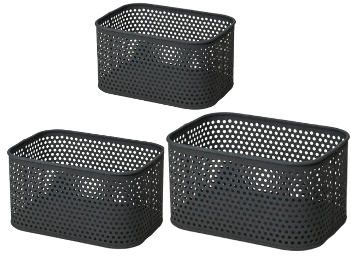 Tre sorte rektangulære plastkurve med afrundede hjørner og cirkulære huller på siderne, arrangeret i et trekantet mønster på en hvid baggrund.