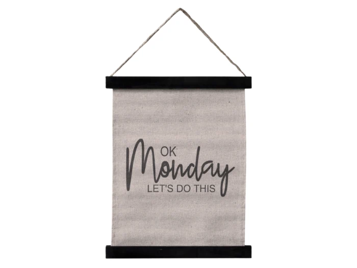 Et vægophæng i stof med sorte kanter og reb, der viser teksten OK Monday, LETS DO THIS i en fed, moderne skrifttype.