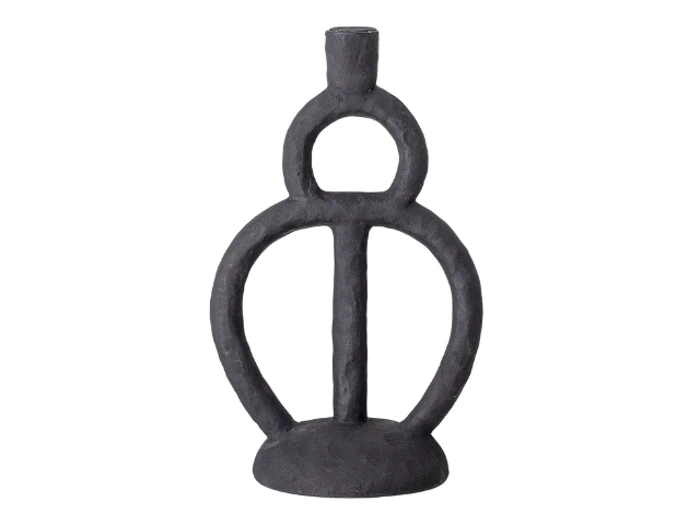 En moderne lysestage i sort metal med en rund base og to store buede sløjfer, der danner en abstrakt, geometrisk form.