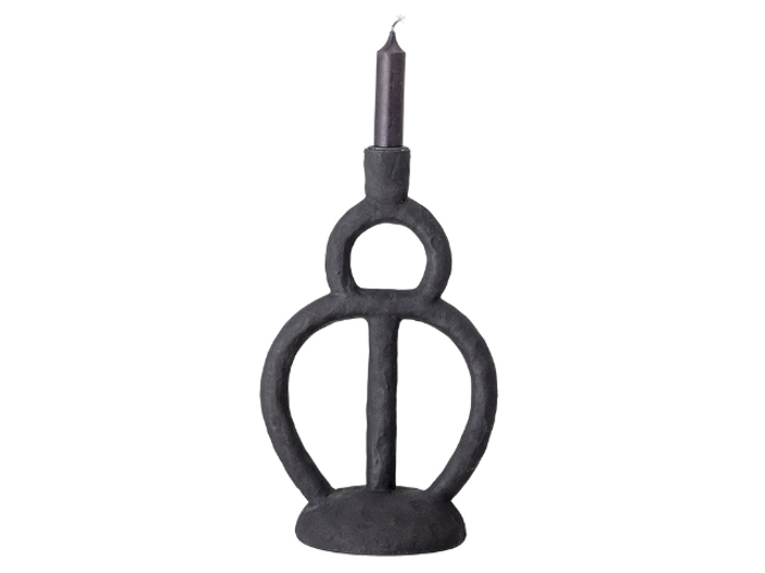 En sort skulpturel lysestage med et cirkulært og ovalt design, der holder et enkelt mørkt keglelys i toppen.