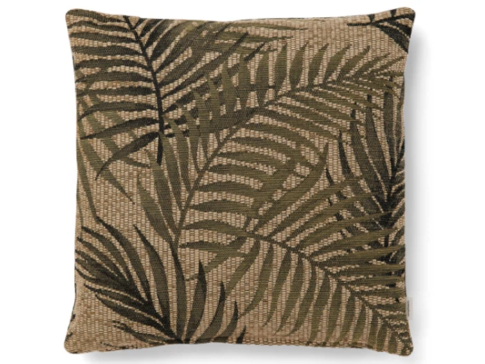 Firkantet pude med en struktureret beige baggrund med et mønster af overlappende grønne og mørke olivenfarvede palmeblade.
