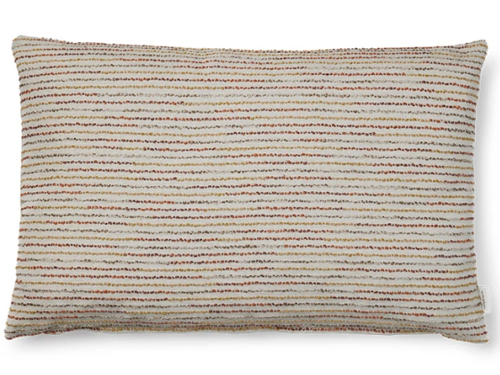 En rektangulær pude med en struktureret overflade med vandrette, flerfarvede striber på en lys baggrund.