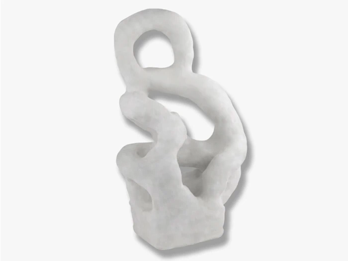 Abstrakt hvid marmorskulptur med bløde, flydende kurver og en åben, sløjfet top, der kaster en blød skygge på en almindelig hvid baggrund.