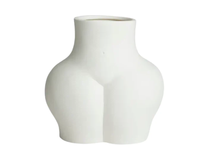 En hvid keramikvase designet i form af en menneskelig torso med glatte, minimalistiske konturer.
