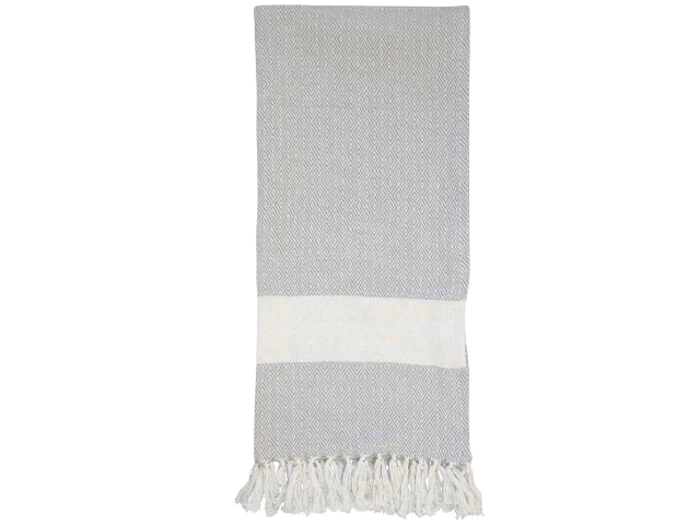 Et foldet lysegråt håndklæde med en bred hvid stribe i den ene ende og hvide frynser langs den nederste kant.