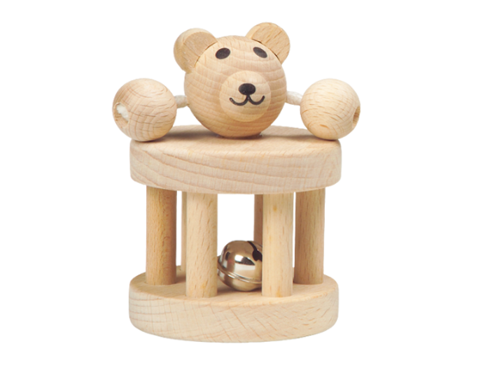 En bjørneformet babyrangle af træ med et rundt bjørnehoved på toppen og en metalklokke, der er lukket inde i lodrette træstænger.