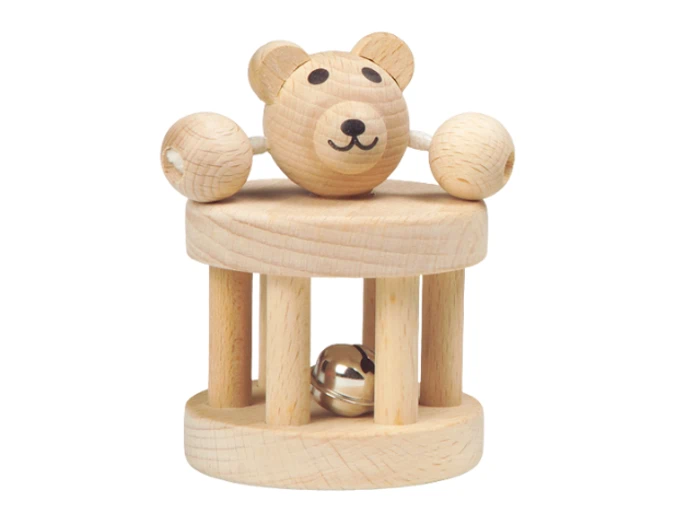 En bjørneformet babyrangle af træ med et rundt bjørnehoved på toppen og en metalklokke, der er lukket inde i lodrette træstænger.