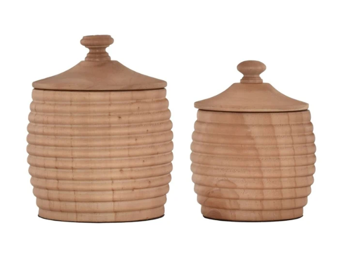 To træbeholdere med låg og et riflet, bikubeagtigt design; den ene beholder er højere og bredere end den anden.