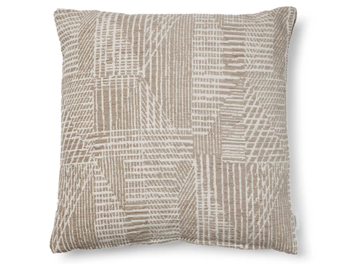 Firkantet pyntepude med et beige og hvidt geometrisk linjemønster på stof med krydsende linjer og rektangulære former.