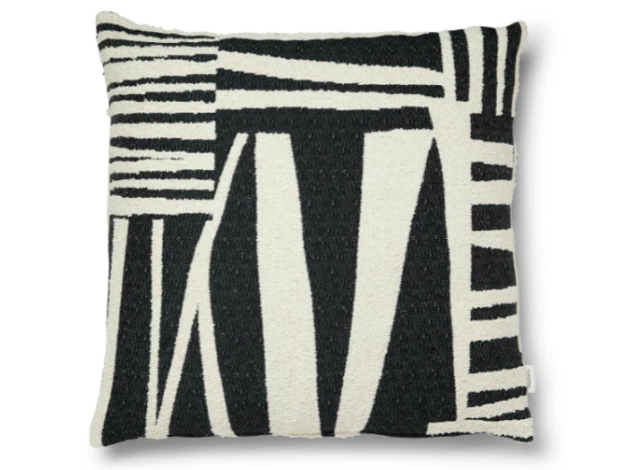 En rektangulær pude med et sort og hvidt abstrakt geometrisk mønster med uregelmæssige linjer og former.