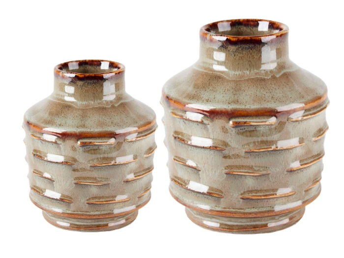 To keramikvaser med en blank, beige og brun finish med vandrette riller og afrundede former. Den ene vase er større, og den anden er mindre.