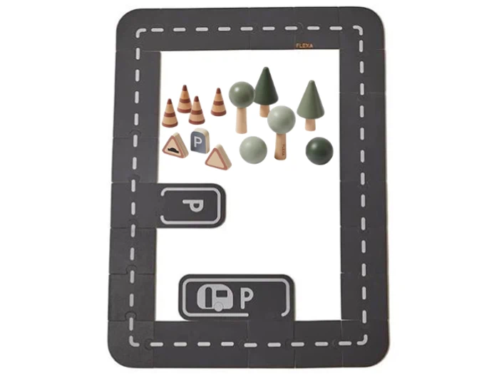 En legetøjsvejmåtte med hvide stiplede linjer, to parkeringsskilte, trafikkegler, små træer og andet vejtilbehør arrangeret på den.