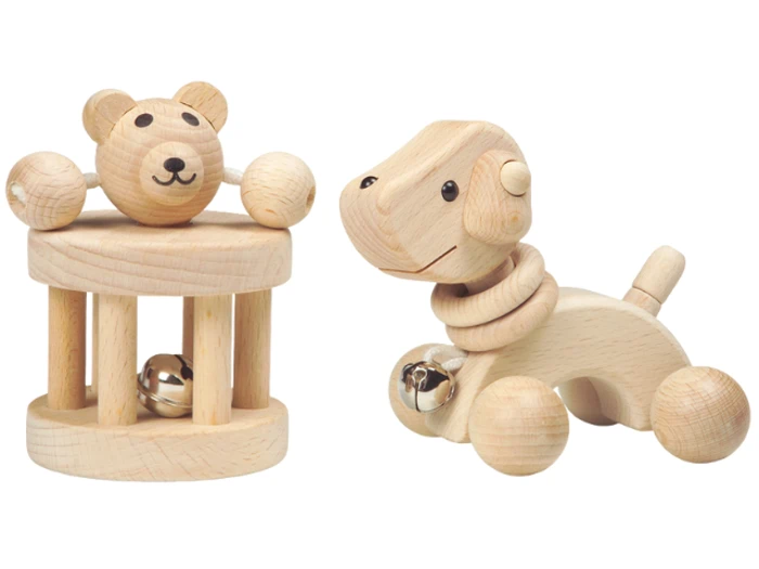 To stykker trælegetøj: en bjørn på en cylindrisk rangle med en klokke indeni og en hund med runde led og en klokke på halsen, begge lavet af lyst træ.