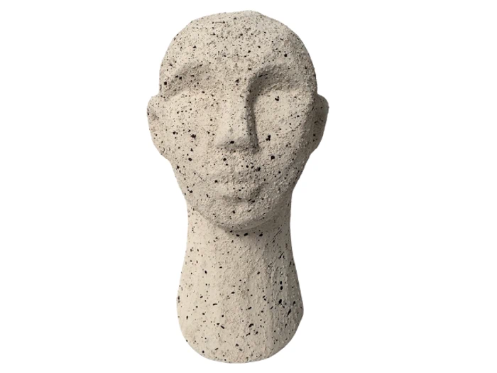 En struktureret, abstrakt stenskulptur af et menneskehoved og -hals med minimale ansigtstræk på en hvid baggrund.