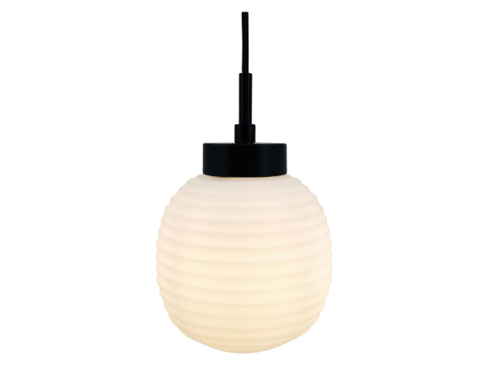 En rund, ribbet hvid pendel med sort top og hængende ledning, isoleret på en hvid baggrund.