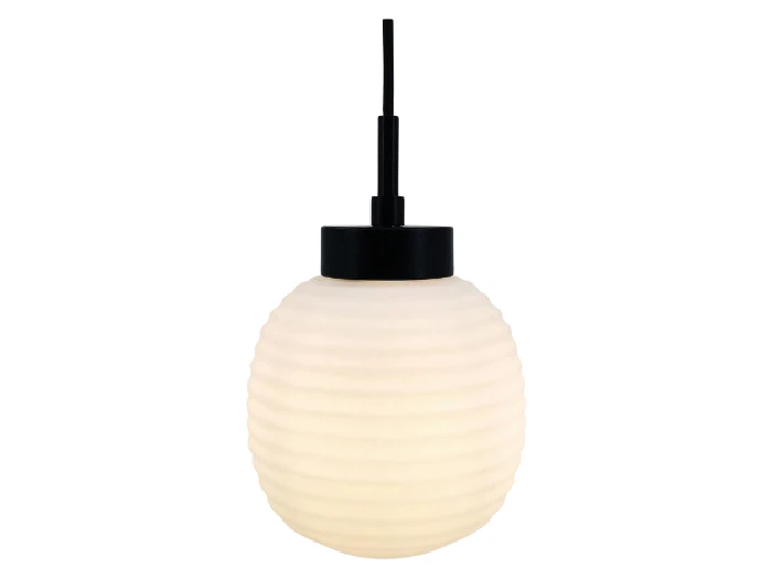 En rund, ribbet hvid pendel med sort top og hængende ledning, isoleret på en hvid baggrund.