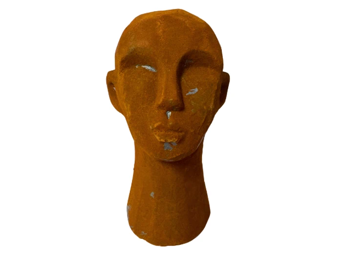Et brunt, skulpturelt hoved med forenklede ansigtstræk, langstrakt hals og synlige slidpletter, vist mod en hvid baggrund.