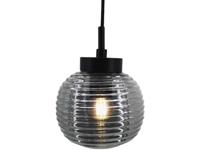 En hængende pendel med en riflet, rund glasskærm og en synlig glødepære indeni, ophængt i en sort ledning.