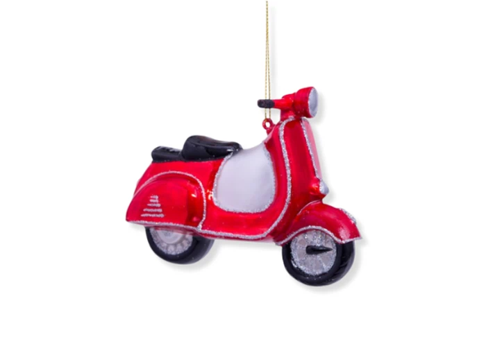 En rød scooter med sort sæde og hjul hænger i en tynd guldsnor mod en hvid baggrund.