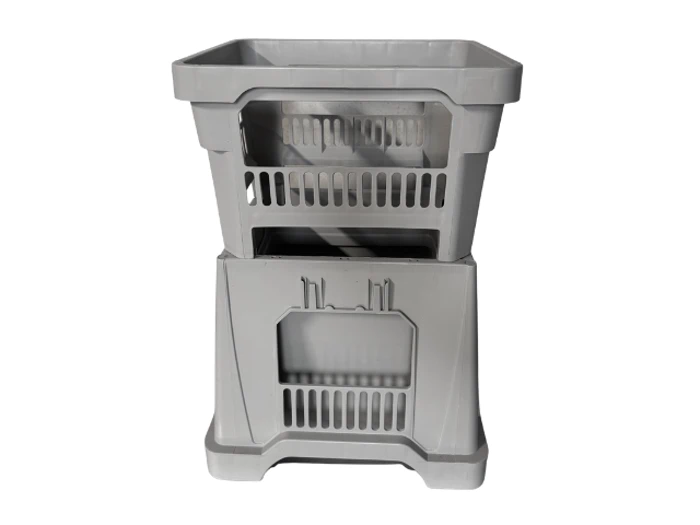 To stablede grå opbevaringskurve i plast med ventilationsåbninger, vist mod en hvid baggrund.