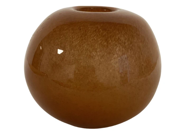 En rund, blank, brun keramikvase med en lille åbning i toppen, vist mod en hvid baggrund.