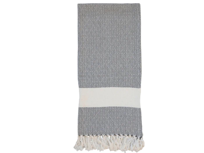 Et foldet gråt håndklæde med en hvid vandret stribe i den ene ende og hvide frynser langs den nederste kant.