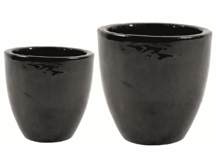 To sorte keramiske urtepotter i forskellige størrelser, begge med en glat, blank overflade, er placeret side om side på en hvid baggrund.