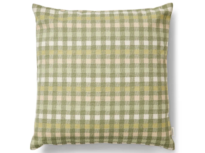 Firkantet pude med et grønt, gult og hvidt ternet mønster på stof. Farverne veksler i et ternet gitterdesign. Puden er fotograferet på en hvid baggrund.