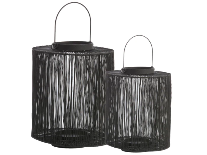 To sorte trådlanterner i forskellige størrelser med cylindriske former og håndtag, placeret side om side mod en hvid baggrund.