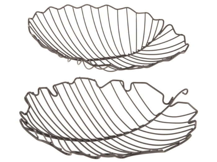To kurve af metaltråd formet som blade, den ene lidt større end den anden, vist på en hvid baggrund.