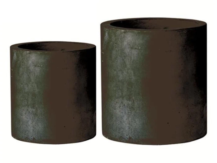To cylindriske, mørkfarvede urtepotter i forskellige størrelser er placeret side om side på en almindelig hvid baggrund.
